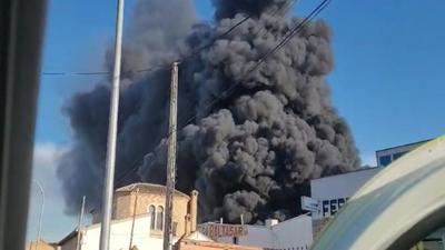 Increíble incendio en una fábrica de plásticos de Madridejos