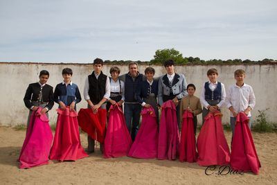 Los alumnos de la Escuela Taurina practican lances de capote y muleta en la Finca Los Mimbrales