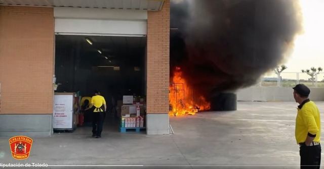 Las llamas se apoderan de un conocido supermercado en Mocejón