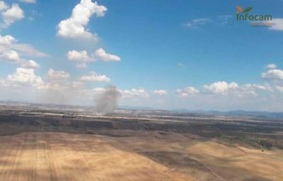 Los bomberos forestales luchan contra un incendio en San Bartolomé de las Abiertas