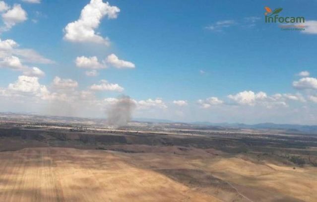 Los bomberos forestales luchan contra un incendio en San Bartolomé de las Abiertas