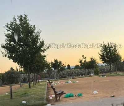 Talavera se llena de cristales y residuos después de los botellones del fin de semana