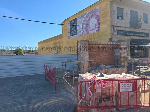 Se compra un terreno para construir una vivienda y no podrá entrar ¡Le construyen un muro delante!