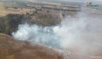 Un incendio agrícola arrasa Vega de Escalona y obliga a cortar la N-403