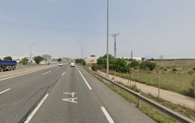 Un tramo clave de la A-4 cerrado tras el choque de un camión contra un puente