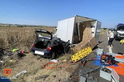 Un menor entre los seis heridos en un brutal choque entre un coche y un camión en Talavera