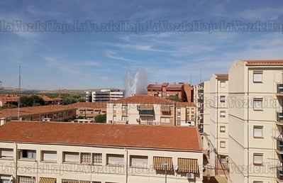 Un chorro de agua gigante, más alto que los edificios, sorprende a los vecinos de Toledo