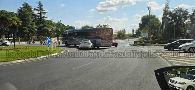 Un coche colisiona contra un autobús en esta concurrida rotonda de Talavera