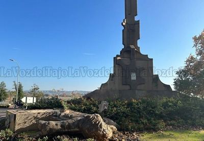 Restauran el león de la rotonda ubicada en de Paseo Padre Juan de Mariana casi un año después del accidente