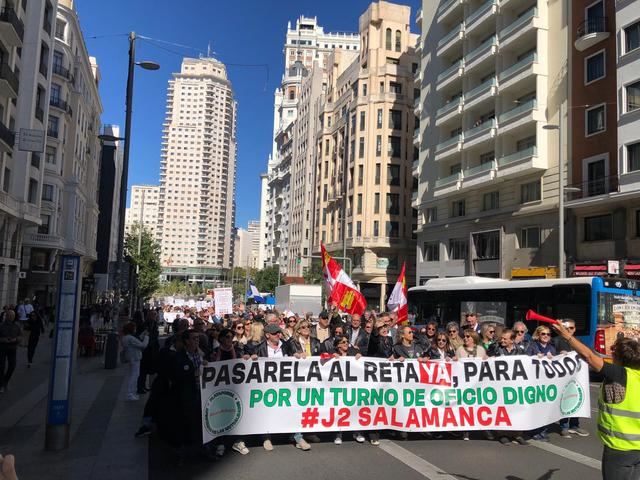 Abogados y procuradores salen a la calle en Madrid en defensa de 'pensiones dignas'