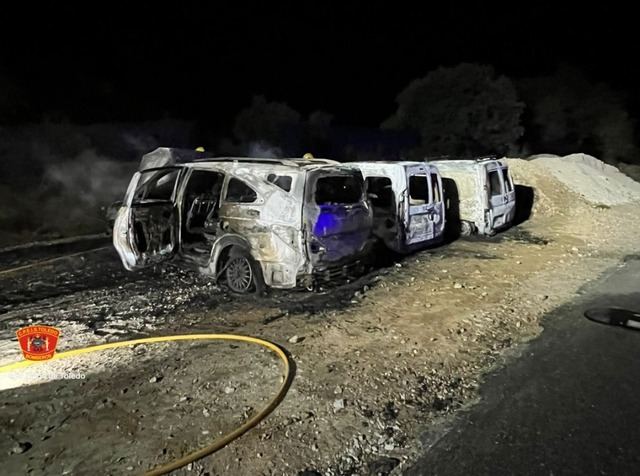 Un incendio nocturno arrasa tres furgonetas en Playa de Escalona