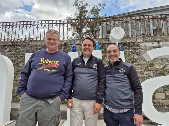 Sigue el Camino de Santiago de estos peregrinos y descubre por qué Agua Valtorre es su aliado imprescindible