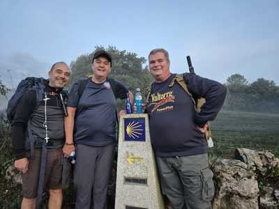 Segundo día del Camino de Santiago: Los peregrinos avanzan hacia Portomarín, hidratados por Agua Valtorre