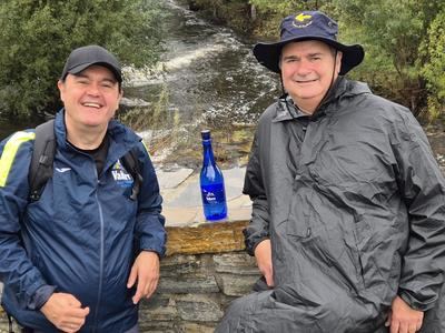 Cuarto día de travesía: Carlos, Juan José y Gregorio avanzan hacia Santiago con agua Valtorre