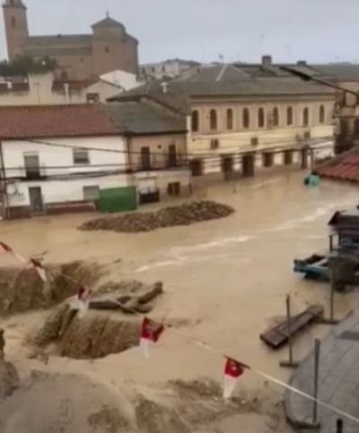 Una impresionante riada forma una cascada en la plaza de Cebolla