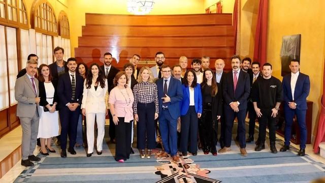 Carlos Maldonado recibe el Premio Paloma de Plata 2024, entregado por el piragüista Paco Cubelos