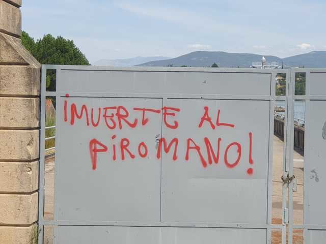 ¡Muerte al pirómano! Esta es la pintada que ha aparecido en el embalse de Cazalegas