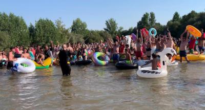 Cerca de 700 personas descienden por el río Alberche en flotadores gigantes