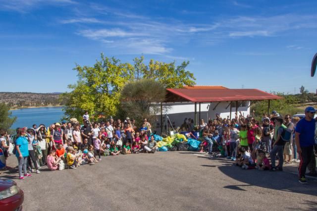 Jornada de limpieza en el embalse de La Portiña