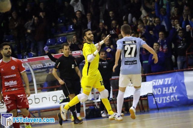 Alegría del meta cerámico tras marcar el segundo gol.