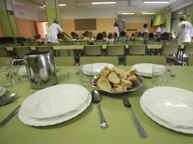 Auxiliares, intérpretes lengua de signos y personal de cocina en colegios denuncian 'la precariedad' laboral que sufren