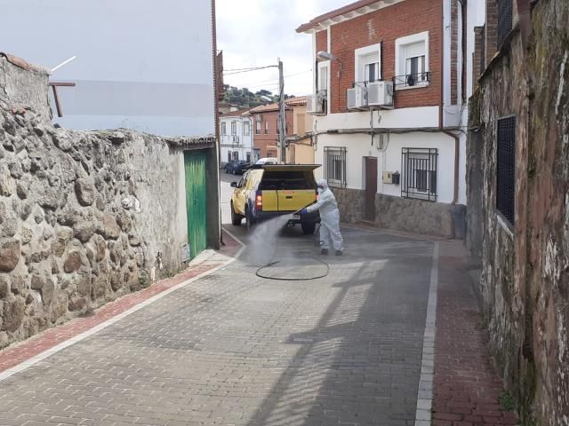 CORONAVIRUS | Desinfectan las calles de San Román de los Montes (fotos)