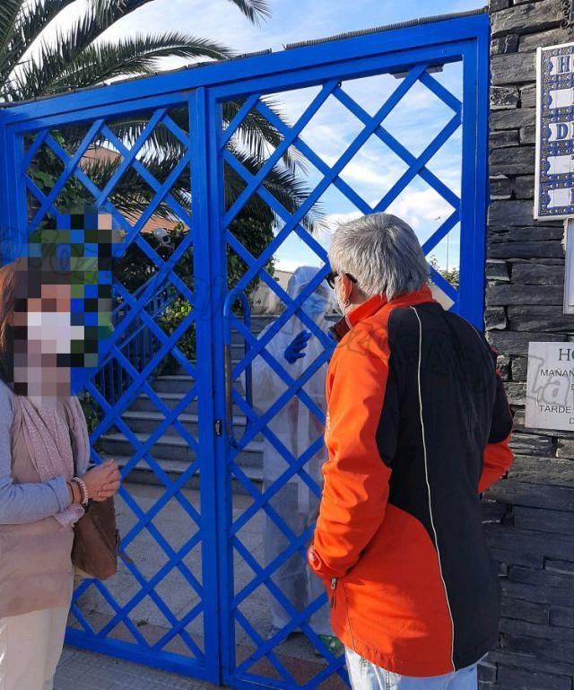 Familiares en la puerta de la residencia de mayores | Foto: La voz del Tajo