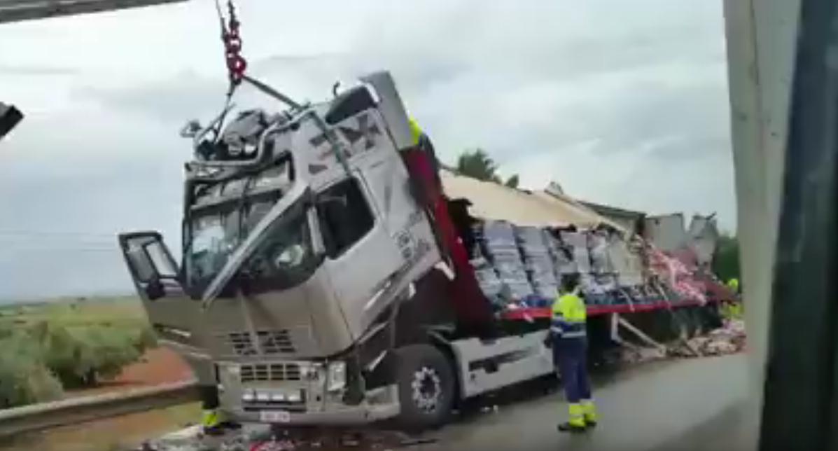 Imagen del camion siniestrado tras el choque con un autobús / LANZA DIGITAL