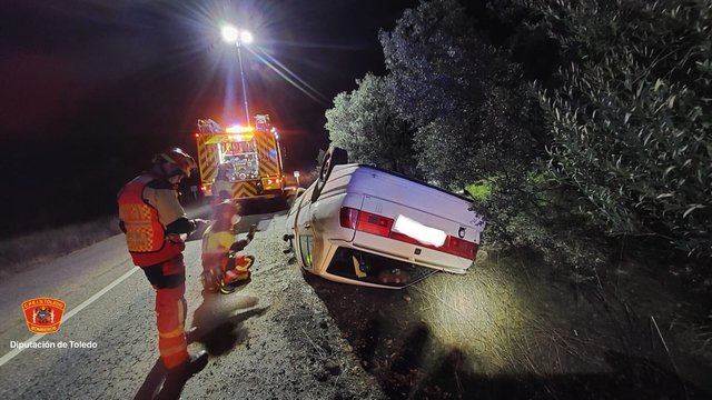 (Fotos) Un coche vuelca tras salirse de la vía en Oropesa