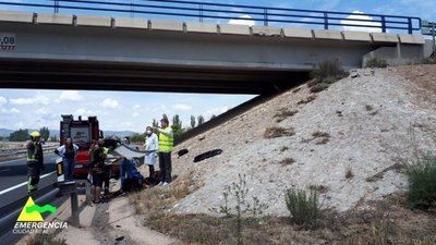 Tres heridos tras la salida de vía de su vehículo