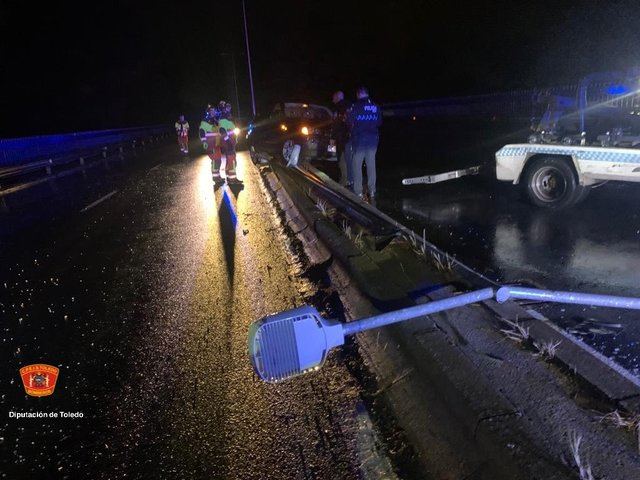 Un coche se sale de la vía y choca con una farola en Talavera