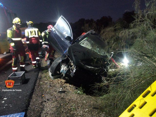 Impactante colisión entre un turismo y un camión con una persona atrapada