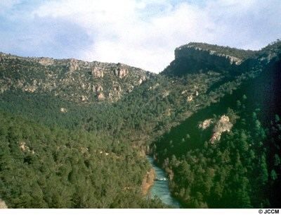 Los bomberos rescatan a una familia atrapada mientras descendía el río en una barca hinchable en el Alto Tajo