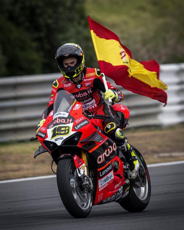 Álvaro Bautista consigue tres podios en Estoril