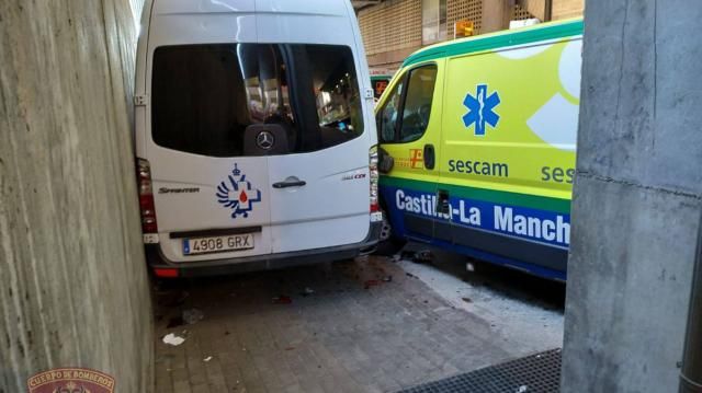 Imagen de los Bomberos de Toledo, de la ambulancia que ha atropellado a dos mujeres