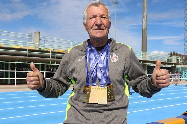 Antonio Mohedano posa con sus cuatro medallas de oro | Vía Twitter @augocas