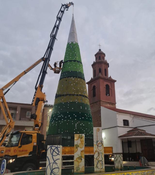 Así el impresionante árbol de Navidad más grande del mundo hecho de croché, en Cazalegas