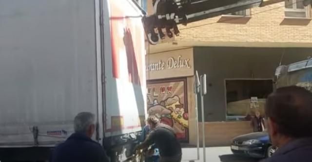 Un trailer produce atasco en la avenida Francisco Aguirre – Talavera 