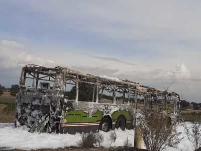 El fuego calcina un autobús entre Valdeverdeja y Puente del Arzobispo