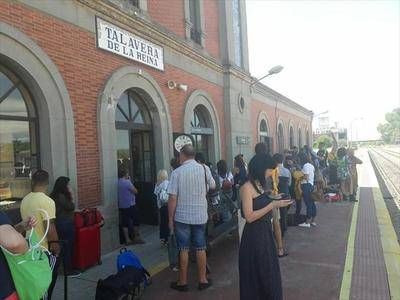 (VÍDEO) La avería de un tren obliga a los pasajeros a caminar con su equipaje hasta la estación de Talavera