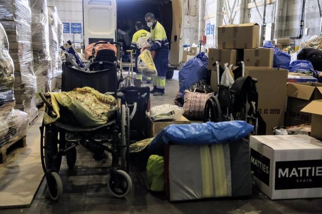 Cajas y una silla de ruedas ayuda humanitaria para las personas afectadas por la invasión de Rusia a Ucrania | Vía Europa Press