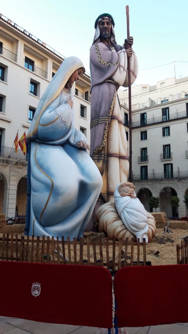 Belén gigante en la plaza del ayuntamiento de Alicante | Foto: José Martínez