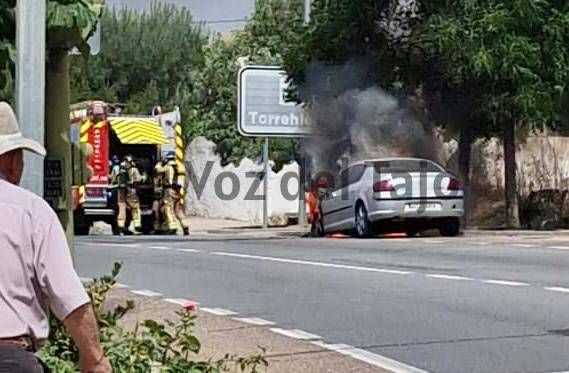 Vídeo: Arde un coche en plena calle en El Casar de Talavera