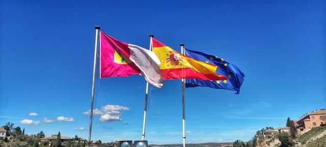 Banderas en las Cortes de CLM - Foto: D.M.M. – La Voz del Tajo