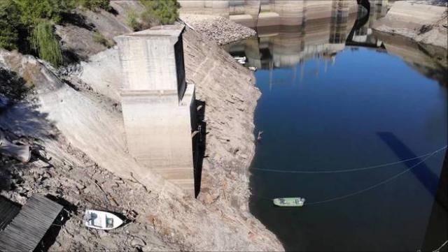 Barcas varadas en la orilla del embalse de Cedillo. (Arlindo Consolado) 