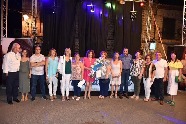 Inés Conde, vecina del núcleo poblacional, ejerciendo de pregonera en las fiestas del barrio Santa María