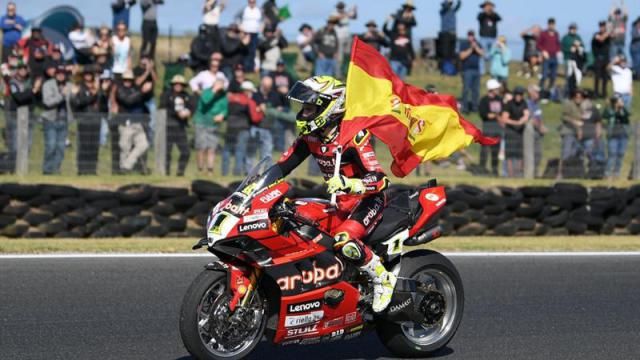 Álvaro Bautista da un golpe en la mesa y comienza la temporada de SBK con victoria