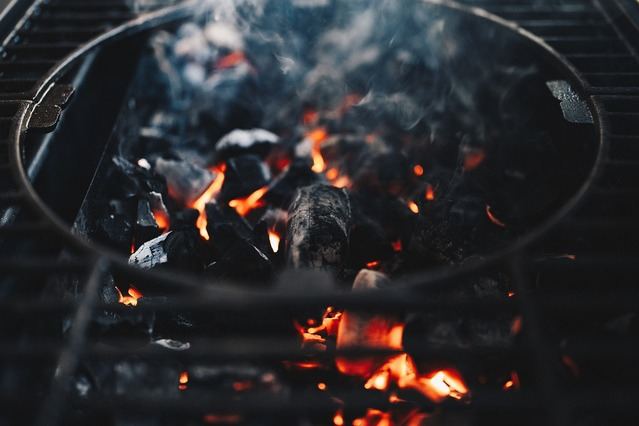 Un hombre sufre quemaduras al intentar encender una barbacoa 