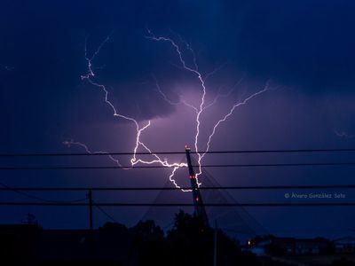 La espectacular imagen de un rayo sobre el ‘puente atirantado’