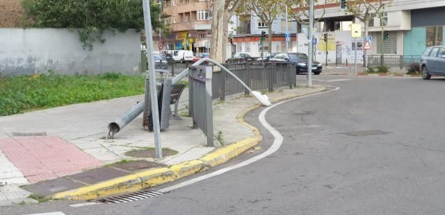 TALAVERA | Cae una farola en la avenida Francisco Aguirre